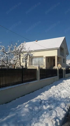 Casă centrală, spațioasă cu priveliști și curte generoasă   Jibou - imagine 10