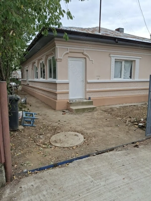 Casă de vanzare  in comuna Potlogi .