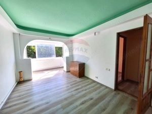 Apartament cu 3 camere de vânzare în zona Pod