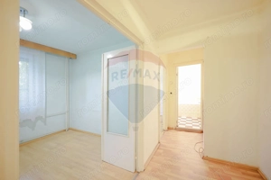 Apartament cu 3 camere de vânzare, în zona Rogerius