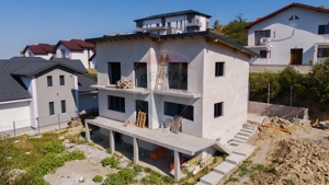 VIlă la Cheie de vânzare, 5 camere,  în Iași zona Mănăstirea Bucium