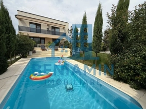 Vila ultramoderna Consul cu piscina si design impresionant