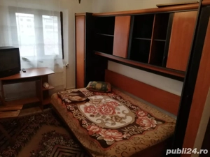 Inchiriez 1 camera intr un apartament cu 3 camere