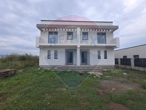 Întreg duplex de vânzare în cartier Izvor, Brașov