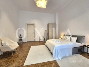 AX1103 Ultracentral, Piata Victoriei, Prima Inchiriere