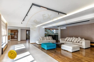 Casa cu jacuzzi, piscina încălzita si crama unde fiecare zi e o petrecere de lux