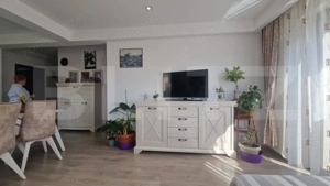 Apartament 4 camere zona Tractorul , luminat decomandat 17 mp terase - imagine 2