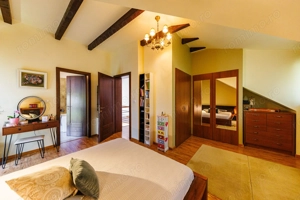 Locuiește lângă pădure, dar cu toate facilitățile la îndemână - imagine 15