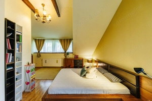 Locuiește lângă pădure, dar cu toate facilitățile la îndemână - imagine 16