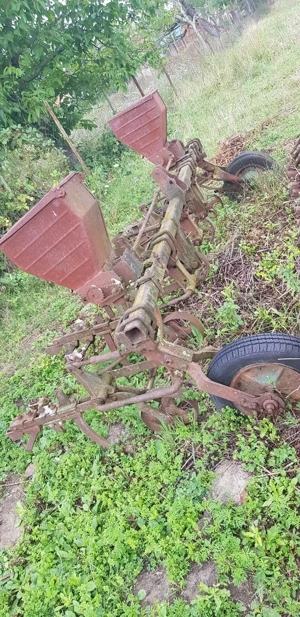 Vând cultivator pe 4 rânduri. 