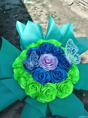 22 de trandafiri din satin