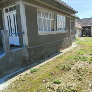 Vând casă de locuit.