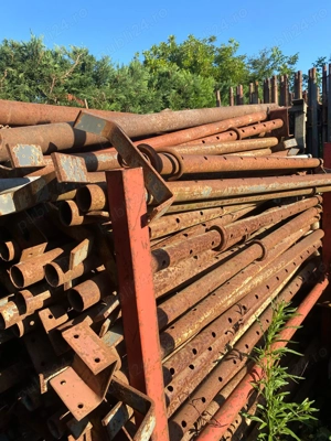 Popi și schela metalica 