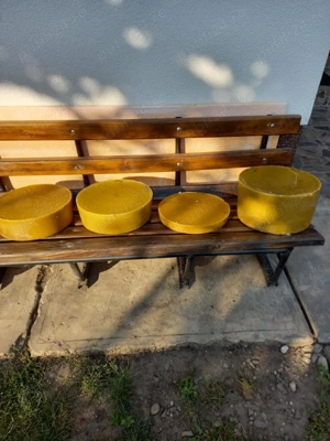 Vand cantitatea de 23 kg turte ceara, 40 lei kg.