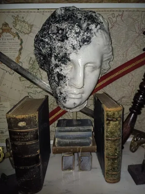 "Venus distrugandu-se", sculptor Dragoș Neagoe, 1979