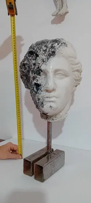 "Venus distrugandu-se", sculptor Dragoș Neagoe, 1979 - imagine 2
