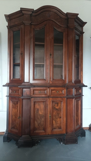 Mobilier restaurat și nou 