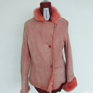 Haina din blana naturala roz