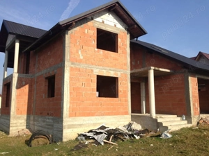 Construcții case la roșu