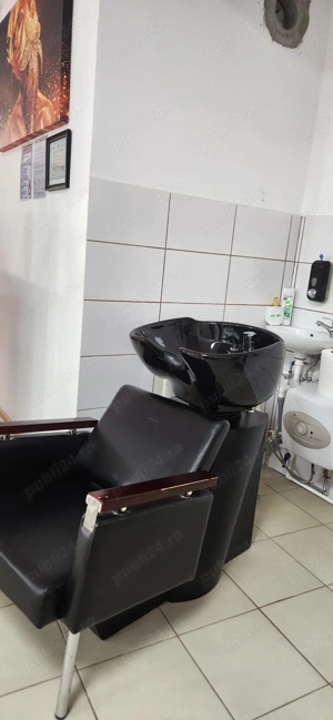 Vindem mobilier complet pentru frizerie si coafor complet.