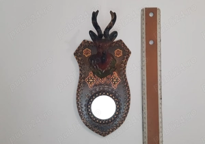 Panoplie din lemn pirogravat cu trofeu - cerb din ceramica smaltuita