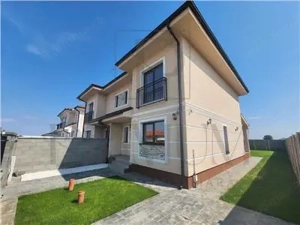 Duplex de vanzare - 5 camere - despartit prin zid dublu