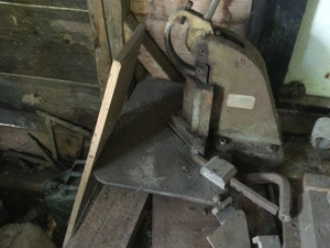 Vand utilaje de tinichigerie cu mese adecvate