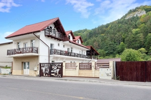 Proximitate imediata fata de Castelul Bran - imagine 8