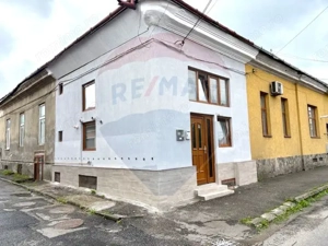 Apartament cu 4 camere de vânzare în zona Ultracentral