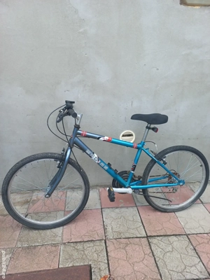 Vand doua biciclete defecte