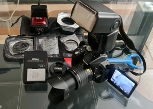 Nikon D5300 DSLR cu obiectiv și multiple accesorii incluse. 
