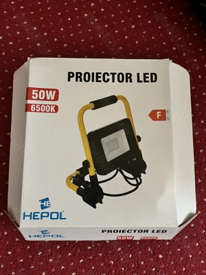 Lampa proiector LED cu suport reglabil si maner