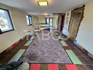 Casa de vanzare cu 6 camere 2 parcari curte libera 200 mp in Selimbar - imagine 2