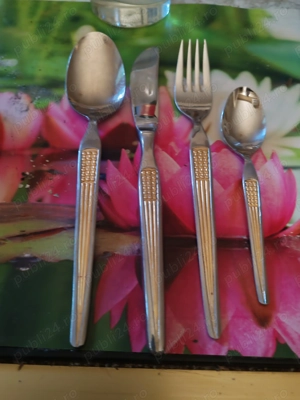 Set tacimuri inox 24 piese vechi de 50 ani cu model gravat. 