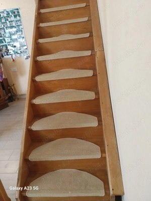 Scara interior și mai mute ușa sub scara.