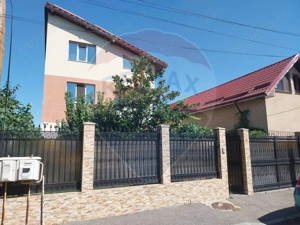 Casă / Vilă cu 9 camere de vânzare în zona 1 Mai
