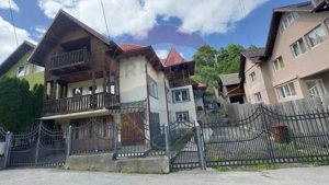 Vila de vânzare în Rucăr – 9 camere, grădină generoasă, zonă liniștită - imagine 17