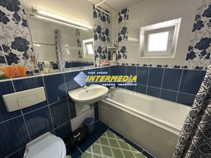 Vanzare Apartament 3 camere Decomandat 2 Bai balcon Mare parcare zona termopane izolat exterior - imagine 3