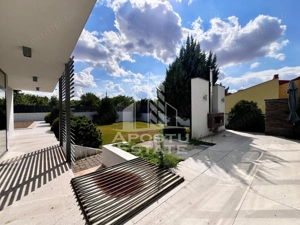 Casa de lux cu 5 camere, 4 bai, piscina privata , zona Aradului