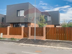 Casă ultramodernă cu 4 dormitoare, de închiriat, cartierul Tineretului