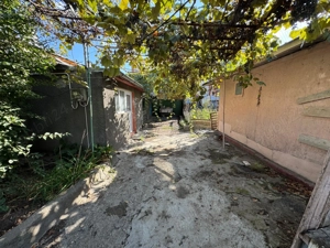 54.900 Euro- 293 m.p. teren si casa batraneasca in mun. Galati