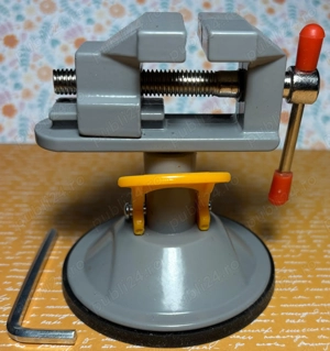 Mini menghină cu ventuză