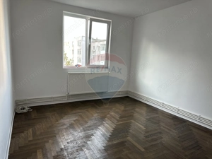 Apartament cu 4 camere de vânzare Roman central - imagine 2 Apartament cu 4 camere de vânzare Roman central - imagine 2