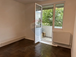 Apartament cu 4 camere de vânzare Roman central - imagine 3 Apartament cu 4 camere de vânzare Roman central - imagine 3