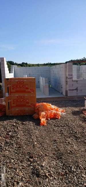 executam case la rosu  - imagine 4