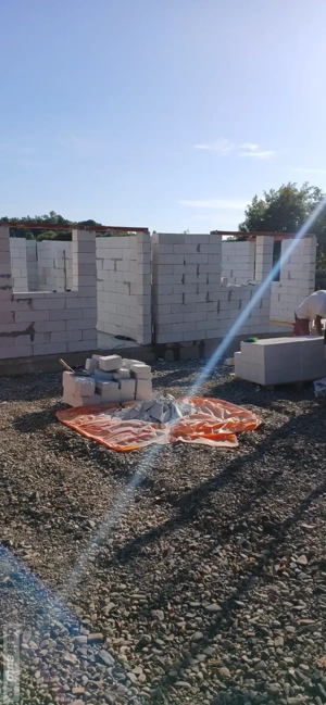 executam case la rosu  - imagine 5