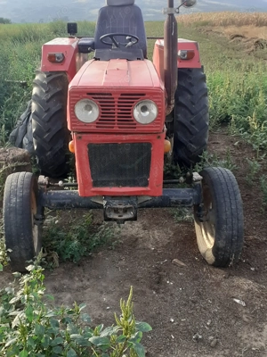 Vând sau schimb 2 tractoare unul 650 și unul 445