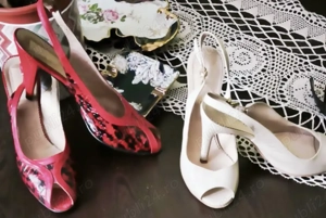 Vand doua perechi sandale deosebite, marimea 38, foarte putin purtate