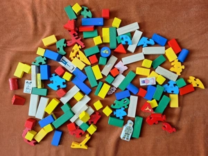 Set de cuburi confectionate din lemn colorate pentru constructii de puzzle