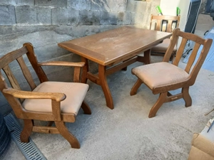 Masă extensibilă din lemn masiv cu 3 scaune-fotolii